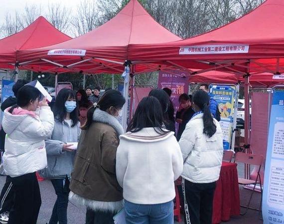区人力资源局,江汉大学,汉阳人才集团共同举办的"就在武汉 创赢未来